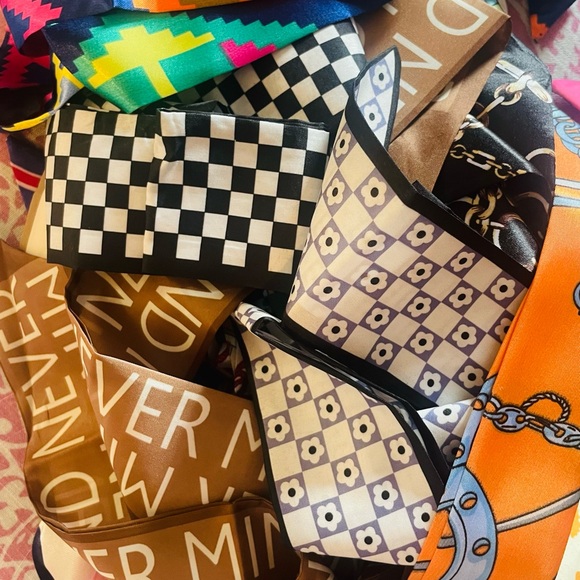 Four beautiful silky twillys in bold colorful patterns. Brand new! - Picture 4 of 11